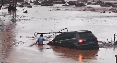 四川雅安民警洪水中救人